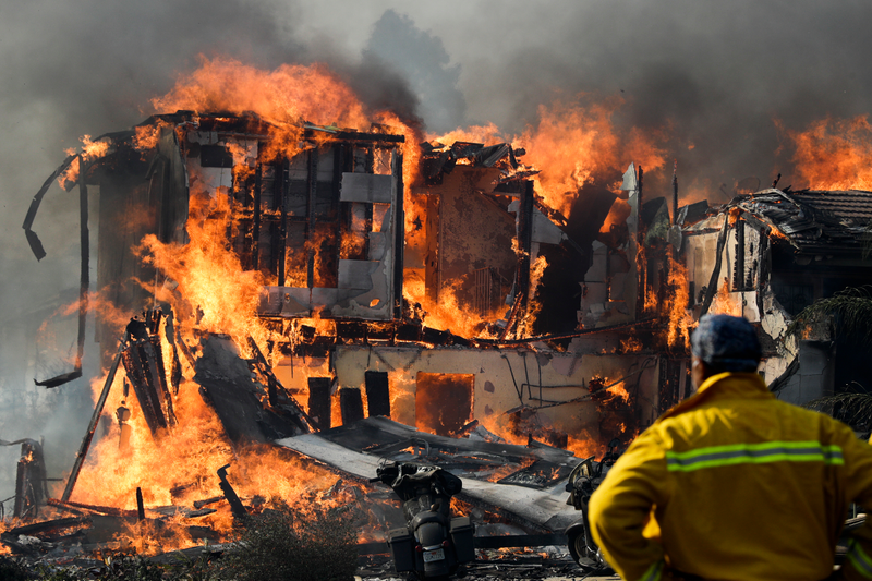 A home burns to the ground in Ventura, CA. (Image: AP)